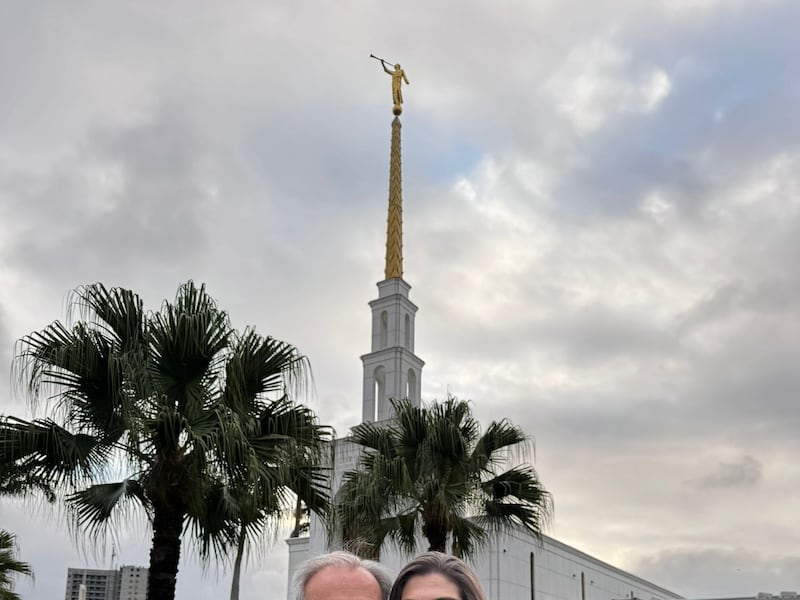 El hermano Alin Spannaus y la hermana Andrea Muñoz Spannaus posan para una foto juntos frente al Templo de São Paulo, Brasil, el viernes 23 de mayo de 2025.