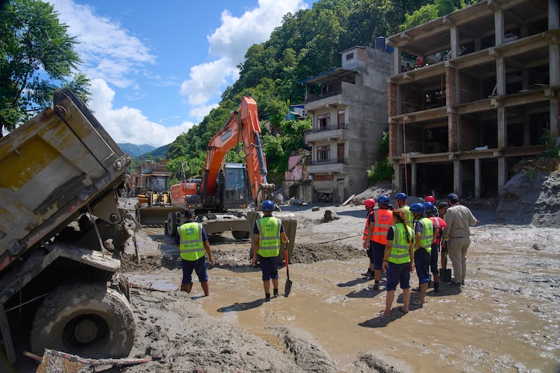 Las máquinas excavadoras limpian los escombros de las inundaciones repentinas en el distrito de Nuwakot de Nepal, jueves, 27 de agosto de 2026.