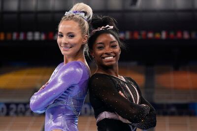 Simone Biles, de los Estados Unidos, a la derecha, posa para fotos con su compañera de equipo MyKayla Skinner, miembro de La Iglesia de Jesucristo de los Santos de los Últimos Días, después de una sesión de práctica de gimnasia artística en los Juegos Olímpicos de Verano 2020, el jueves, 22 de julio de 2021, en Tokio, Japón.