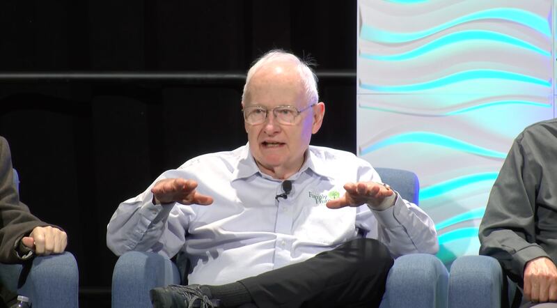 James Tanner habla sobre las pautas para usar la inteligencia artificial de manera responsable en la genealogía durante la sesión "Pautas para el uso responsable de la inteligencia artificial (IA) en genealogía en 2026" en RootsTech 2026, en Salt Lake City.