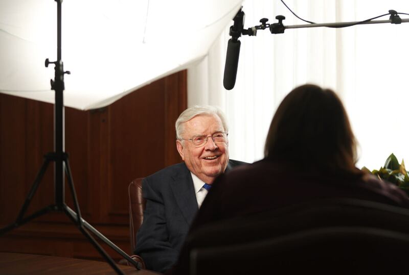 El presidente M. Russell Ballard, presidente en funciones del Cuórum de los Doce Apóstoles de la Iglesia de Jesucristo de los Santos de los Últimos Días, sonríe durante una entrevista en Salt Lake City, el martes, 22 de marzo de 2022.