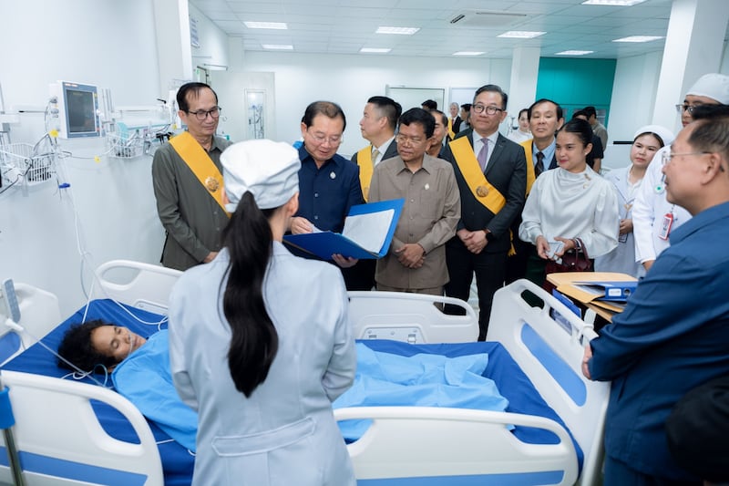 El ministro de Salud de Camboya, Chheang Ra, revisa la información de los pacientes en el nuevo centro cardíaco del Hospital Provincial de Referencia de Siem Reap.