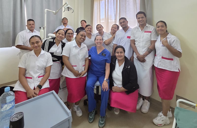 Kathleen Young, de azul, sonríe con sus estudiantes de odontología en la clínica del Hospital Vaiola en Nuku’alofa, Tonga, en marzo de 2026.