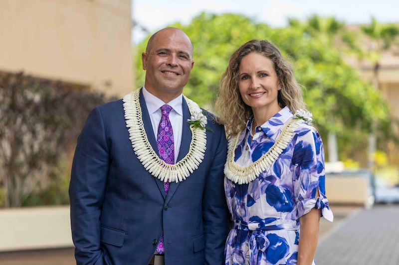 El Presidente de BYU–Hawái John S.K. Kauwe III y su esposa, la Hermana Monica Kauwe, posan para una foto antes de hablar juntos durante el devocional de apertura del semestre de otoño el martes, 8 de septiembre de 2026.