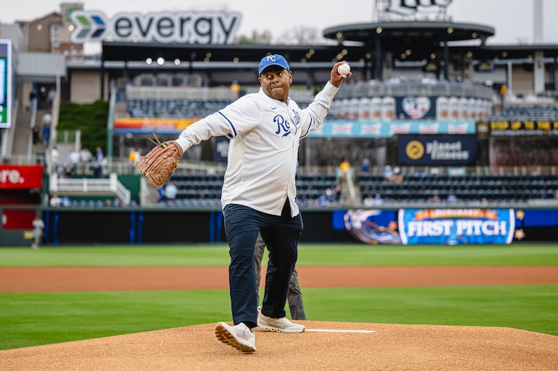 El élder G. Michael Ortiz lanza el primer lanzamiento antes del partido de los Kansas City Royals el jueves 9 de abril de 2026.