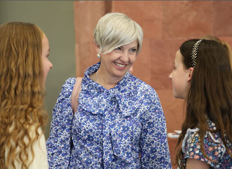 La presidenta general de las Mujeres Jóvenes, Emily Belle Freeman, conversa con los asistentes antes de hablar en la Conferencia 2026 de la Coalición de Utah Contra la Pornografía, en Sandy, Utah, el sábado 14 de marzo de 2026.