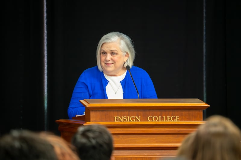 La hermana Alynda Kusch habla durante una devoción del Campus Ensign en Salt Lake City el 22 de septiembre de 2026.