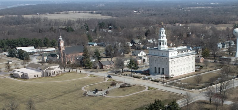 Vista aérea del Templo de Nauvoo, Illinois, y del nuevo Centro de Visitantes del Templo de Nauvoo en Nauvoo, Illinois.