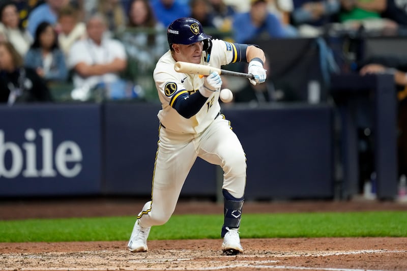 El shortstop de los Milwaukee Brewers Cooper Pratt conecta un saque de sacrificio durante la quinta entrada del Juego 1 de las Series de Campeonato de la Liga Nacional de béisbol entre los Milwaukee Brewers y los Los Angeles Dodgers, domingo 11 de octubre de 2026, en Milwaukee, Wisconsin.