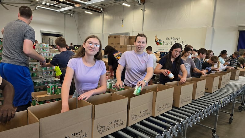 Los jóvenes arman cajas de alimentos donados en el banco de alimentos St. Mary's en Phoenix, Arizona, para el Día Global del Servicio Juvenil, el sábado 18 de abril de 2026.