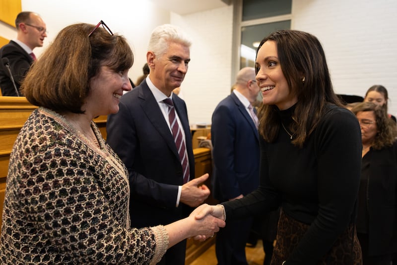 El élder Gérald Caussé, del Cuórum de los Doce Apóstoles, y su esposa, Valérie, conversan con Cécile Alves de Freitas, quien se bautizó en julio de 2025, después de un devocional celebrado en París, Francia, el sábado 21 de febrero de 2026.