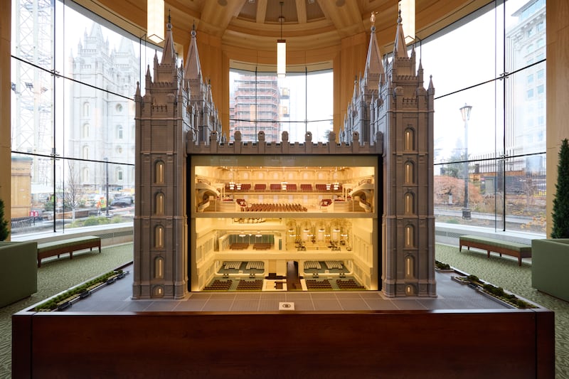 Esta maqueta a escala del Templo de Salt Lake se encuentra en el ala este del Centro de Visitantes de la Manzana del Templo. El modelo motorizado se mueve para revelar las salas interiores y la distribución histórica del Templo de Salt Lake.