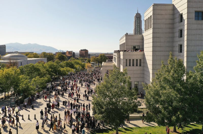 Los participantes salen de la sesión del domingo por la tarde de la Conferencia General Semestral N.o 189 de La Iglesia de Jesucristo de los Santos de los Últimos Días en Salt Lake City, el domingo, 6 de octubre de 2019.