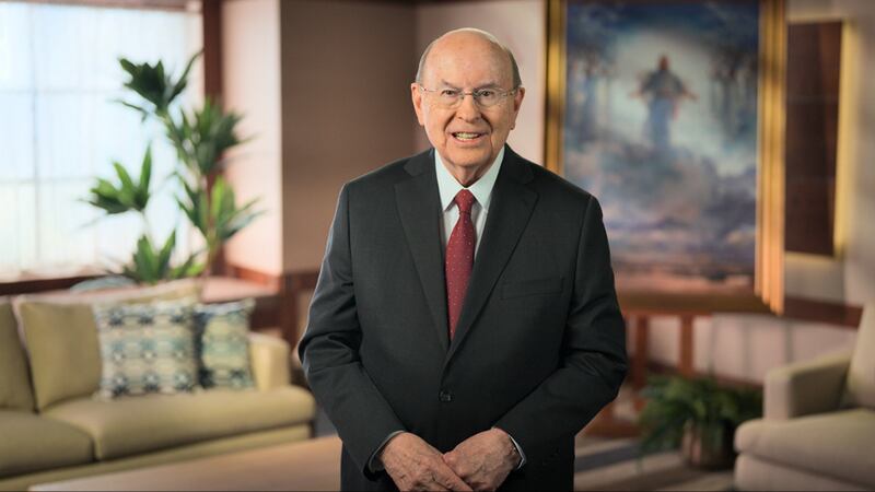 El élder Quentin L. Cook del Cuórum de los Doce Apóstoles habla durante la transmisión de la Sociedad de Socorro de 2026 el 8 de marzo de 2026.