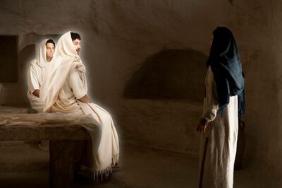 En esta imagen de la serie de videos de la Biblia, María Magdalena busca el cuerpo de Cristo y los ángeles le dicen que Él ha resucitado.