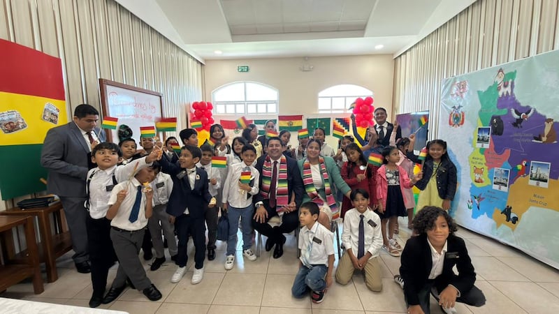 Niños de la Primaria de la Estaca Samborondón Ecuador posan para una foto con la bandera de Bolivia durante la actividad de mini centro de capacitación misional de la estaca en Guayaquil, Ecuador, el 21 de febrero de 2026.