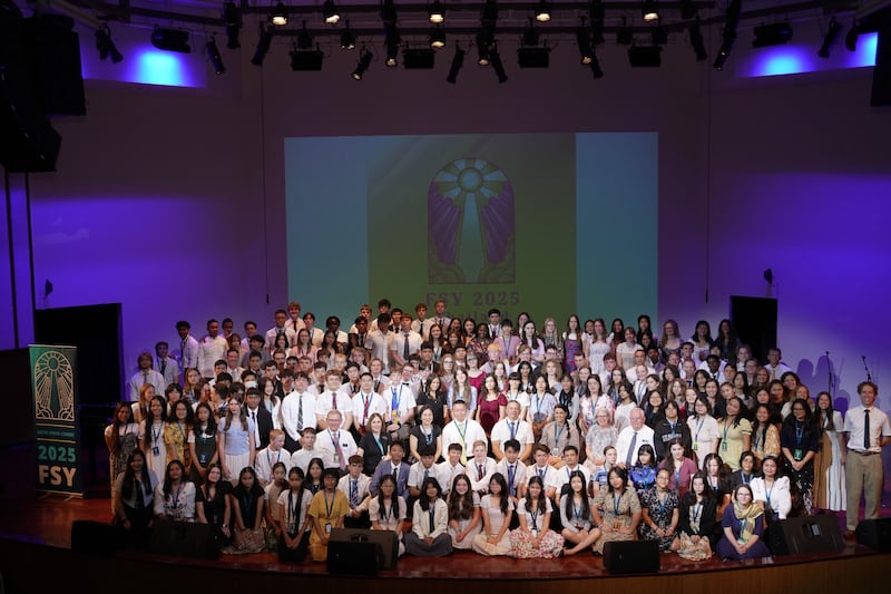 Jóvenes posan para una foto durante una Santa Cena especial realizada durante la conferencia FSY del Área de Asia en Bangkok, Tailandia, el 3 de agosto de 2025.