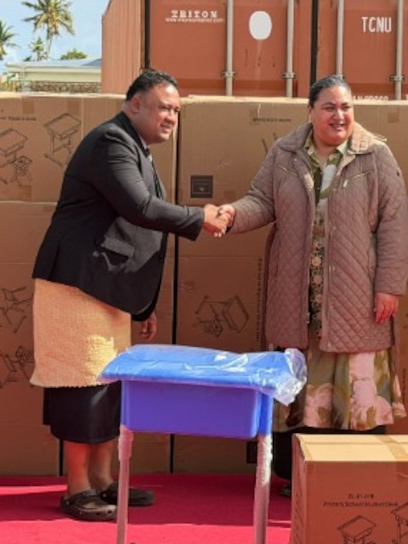 Un presidente de estaca presenta una donación de escritorios y sillas escolares a Su Alteza Real la Princesa Heredera de Tonga Sinaitakala Tuku'aho en ʻApi Mataka, Tonga, 16 de julio de 2026.