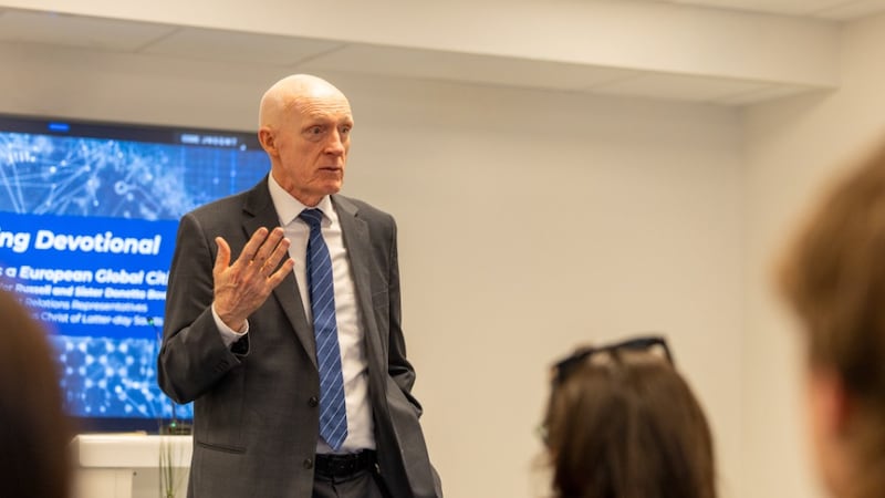 Russell Bowers, representante de relaciones gubernamentales en la Oficina de Asuntos Europeos e Internacionales de La Iglesia de Jesucristo de los Santos de los Últimos Días, habla a los participantes de la Conferencia Nexus de Bruselas el 14 de mayo de 2026 en Bruselas, Bélgica.