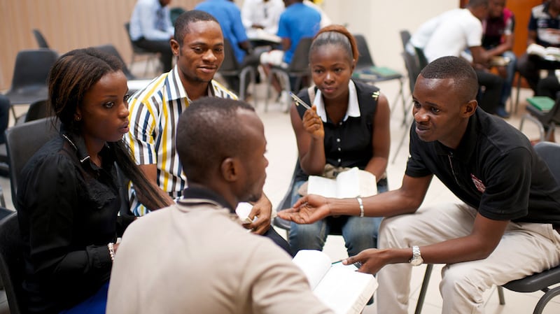 Un grupo de jóvenes en África estudia y analiza las Escrituras juntos en una clase de seminario.