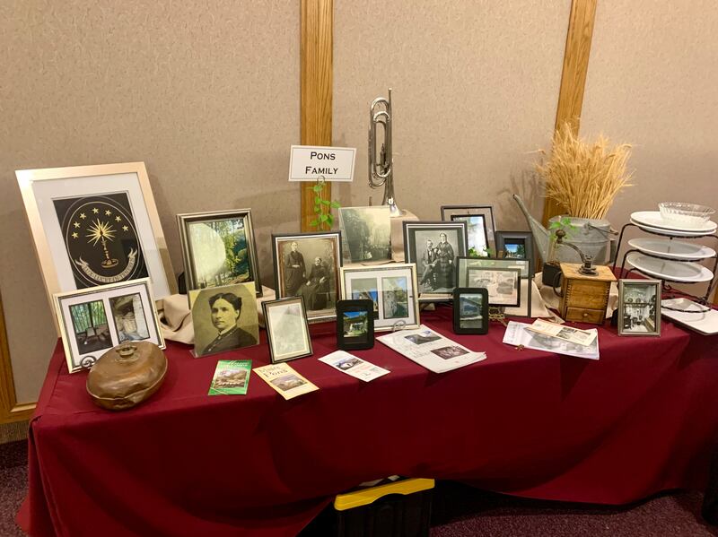 Una mesa muestra la historia familiar de la familia Pons — una de las primeras familias Santos de los Últimos Días en emigrar a Utah desde Italia — en un evento en Bountiful, Utah, el 16 de septiembre de 2025, que celebra a los primeros misioneros y miembros de La Iglesia de Jesucristo de los Santos de los Últimos Días en Italia.