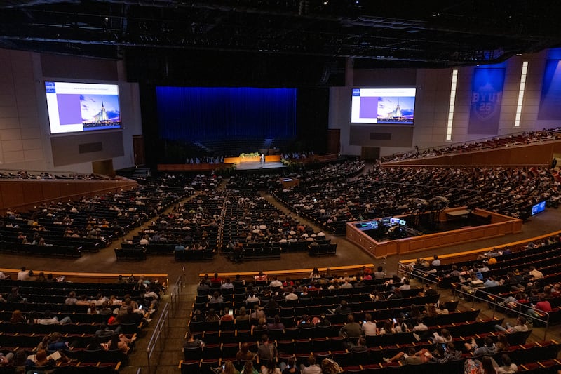 El élder Mark A. Bragg comparte un mensaje devocional con los estudiantes de BYU–Idaho en el I-Center, en Rexburg, Idaho, el martes, 2 de junio de 2026.
