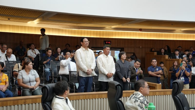 El élder Carlos G. Revillo Jr., Rizaldito Castro y Haidi Fajardo posan durante una sesión del Concejo Municipal de Dávao, Filipinas, el 24 de marzo de 2026.