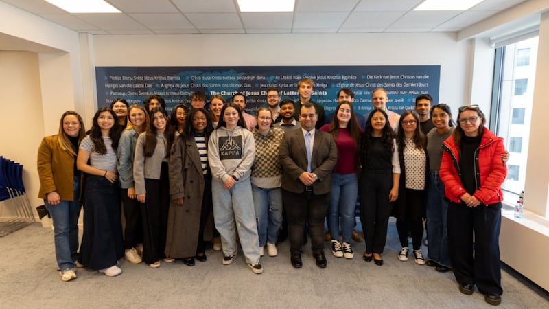 Los participantes de la Conferencia Nexus de Bruselas sonríen dentro de la Oficina de Asuntos Europeos e Internacionales de La Iglesia de Jesucristo de los Santos de los Últimos Días el 14 de mayo de 2026 en Bruselas, Bélgica.