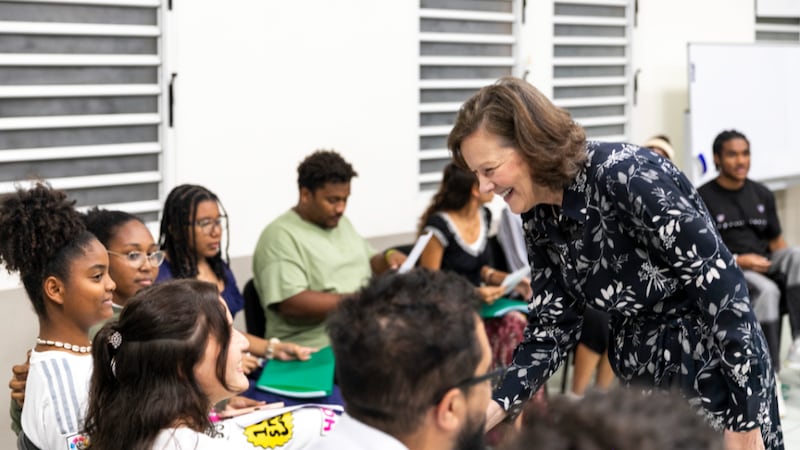 La Presidenta General de la Primaria, Susan H. Porter, se reúne con jóvenes adultos solteros de congregaciones en la isla de Reunión, el lunes 3 de septiembre de 2025.