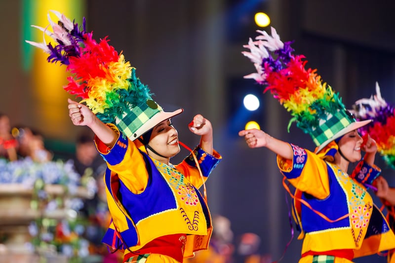 Bailarines con vestimenta tradicional realizan danzas de toda Latinoamérica durante un ensayo general de "Luz de las Naciones" en Salt Lake City, Utah, 3 de noviembre de 2025.