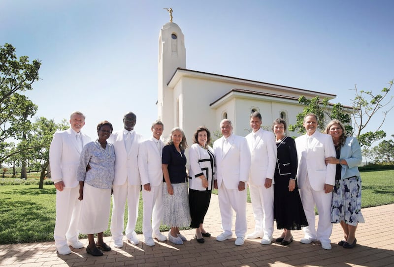 El élder Ronald A. Rasband, del Cuórum de los Doce Apóstoles de La Iglesia de Jesucristo de los Santos de los Últimos Días, y la hermana Melanie Rasband y otros posan entre las sesiones de la dedicación del Templo de Durban Sudáfrica, en Umhlanga, Sudáfrica, el domingo, 16 de febrero de 2020. De izquierda a derecha: el élder Kevin R. Duncan, la hermana Gladys Sitati, el élder Joseph W. Sitati, el élder S. Mark Palmer, la hermana Jacqueline Palmer, la hermana Melanie Rasband, el élder Ronald A. …