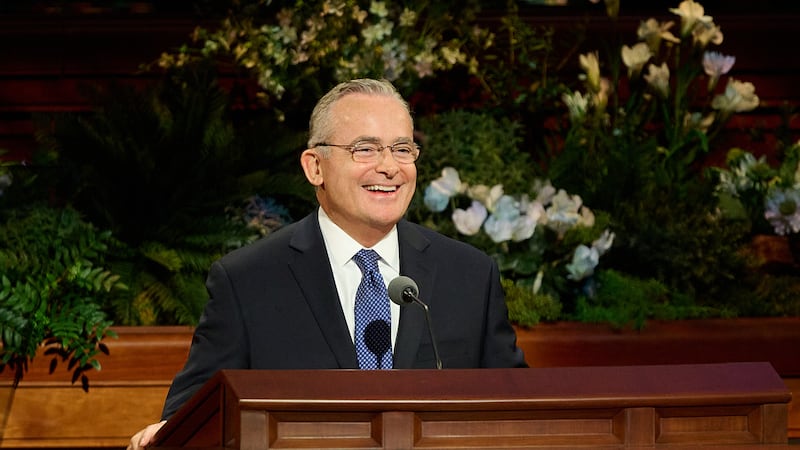 El élder Patrick Kearon, del Cuórum de los Doce Apóstoles, habla durante la sesión del sábado por la mañana de la 196ª Conferencia General Anual.