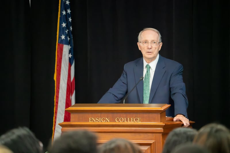 El presidente Bruce C. Kusch habla durante una devocional de Ensign Campus en Salt Lake City el 22 de septiembre de 2026.