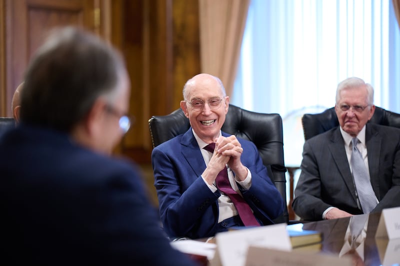 El presidente Henry B. Eyring conversa con Su Excelencia el Dr. Suriya Chindawongse, embajador de Tailandia ante los Estados Unidos, en el Edificio de Administración de la Iglesia el viernes, 20 de marzo de 2026.