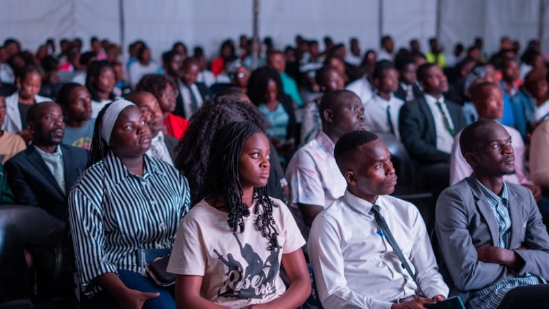 Jóvenes adultos solteros asisten a un devocional con el élder Gerrit W. Gong en Beira, Mozambique, el 19 de mayo de 2026.