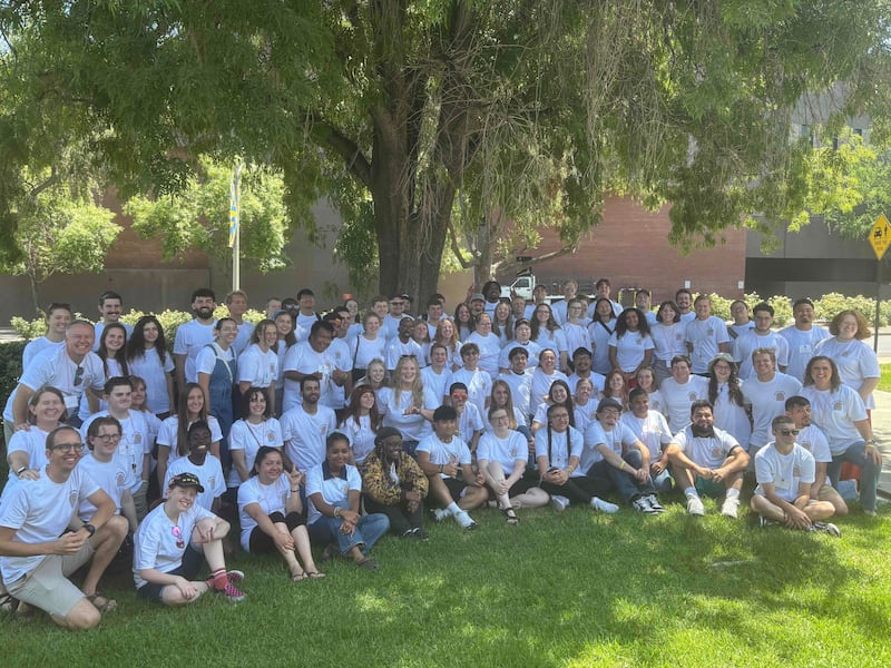 Jóvenes adultos solteros posan para una foto en la conferencia ASL YSA 2025 en Riverside, California. La conferencia se llevó a cabo del 14 al 18 de agosto de 2025.