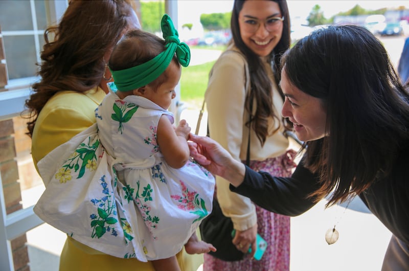 La Hermana Kristin M. Yee de la Presidencia General de la Sociedad de Socorro saluda a un niño pequeño en Guadalajara, México.