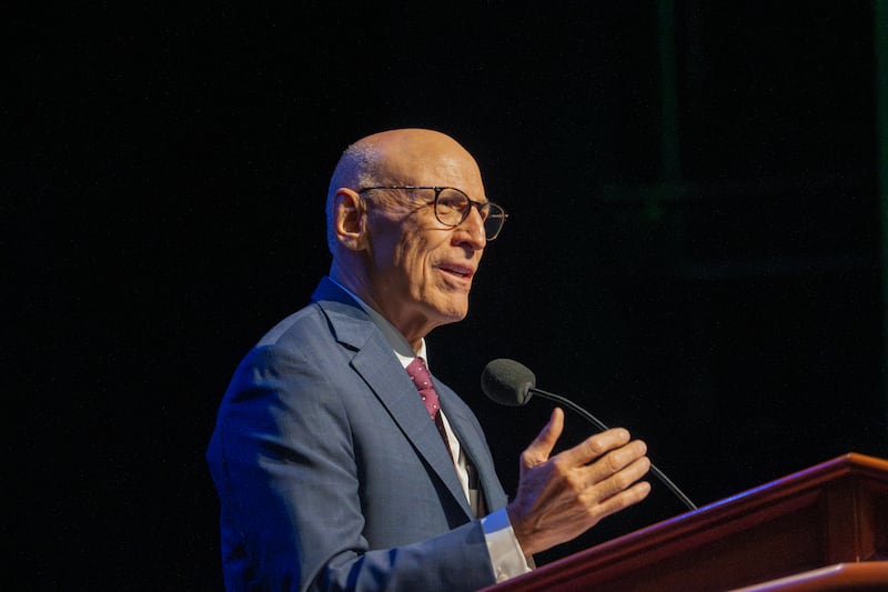 El élder Arnulfo Valenzuela, de la Presidencia de los Setenta, habla durante un devocional de Ensign College realizado en el Teatro del Centro de Conferencias en el centro de Salt Lake City, el martes, 17 de febrero de 2026.
