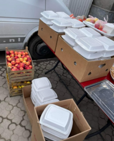 Miembros de la Iglesia entregan comidas calientes a refugiados en la frontera con Moldavia.