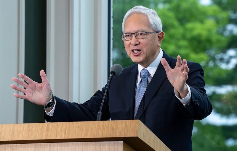El Élder Gerrit W. Gong del Quórum de los Doce Apóstoles de La Iglesia de Jesucristo de los Santos de los Últimos Días habla durante la dedicación del Centro de Visitantes del Templo de Nauvoo y la rededicación de la casa de Brigham Young y Mary Ann Young el sábado, 27 de junio de 2026.