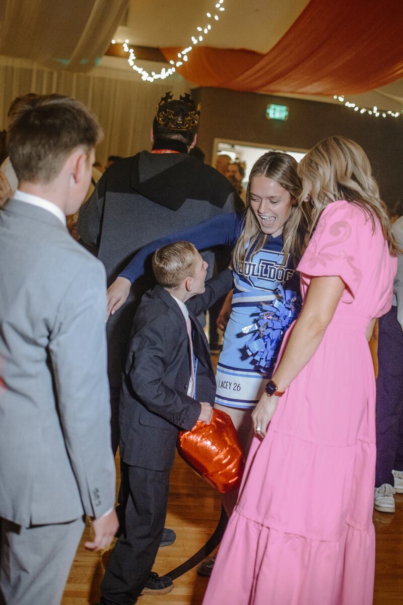 Invitados con necesidades especiales acompañados por jóvenes de los barrios Skye Canyon y Lone Mountain en el Baile Dazzle realizado en el Centro de Estaca Skye Canyon en Las Vegas, Nevada, el 13 de febrero de 2026.