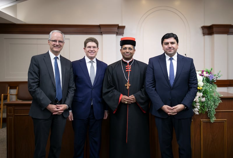 Miembros de la presidencia del Área América del Sur Sur de la Iglesia, incluyendo a la izquierda, élder Mathias Held, élder Alan R. Walker, y a la derecha, élder Sergio R. Vargas, se paran con el Cardenal George Jacob Koovakad, prefecto de la Dicasterio para el Diálogo Interreligioso, en un evento ecuménico en Buenos Aires, Argentina, el 10 de septiembre de 2026.