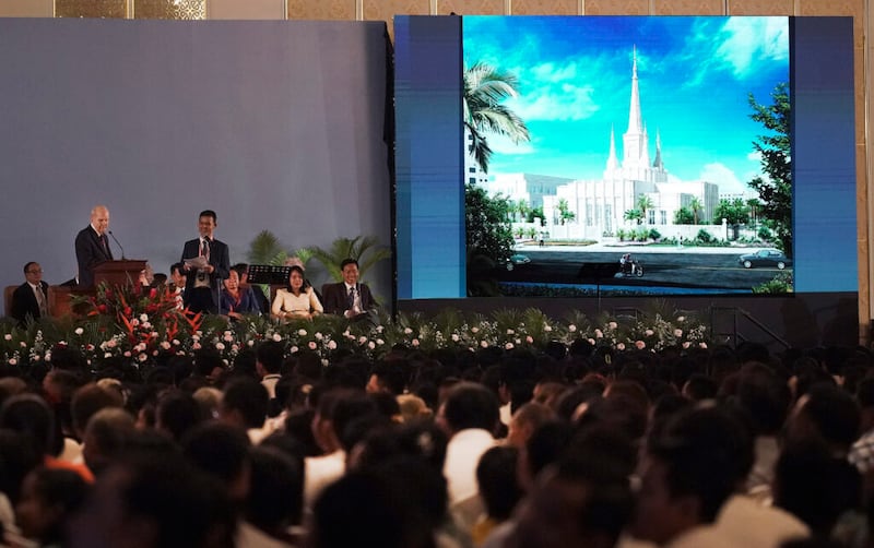 El presidente Russell M. Nelson de La Iglesia de Jesucristo de los Santos de los Últimos Días muestra una representación artística del templo de Phnom Penh en Camboya durante un devocional en Phnom Penh, Camboya, el 19 de noviembre de 2019.
