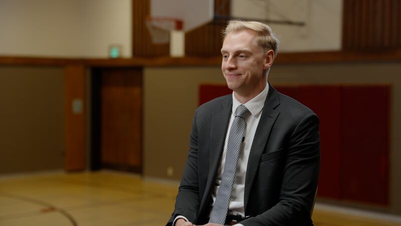 El jugador de baloncesto universitario y profesional Parker Van Dyke es entrevistado en el gimnasio del centro de reuniones de su infancia en Salt Lake City para el pódcast de Church News, que se transmitirá el martes 10 de marzo de 2026.
