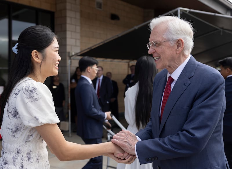 El élder D. Todd Christofferson, del Cuórum de los Doce Apóstoles, saluda a un estudiante de BYU–Hawái el 28 de enero de 2025.