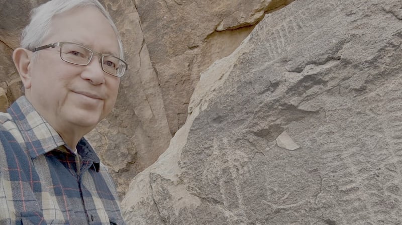 El élder Gerrit W. Gong está de pie junto a petroglifos en Parowan Gap, en el sur de Utah, en esta foto sin fecha utilizada en un video publicado por la Iglesia el domingo 7 de junio de 2026.