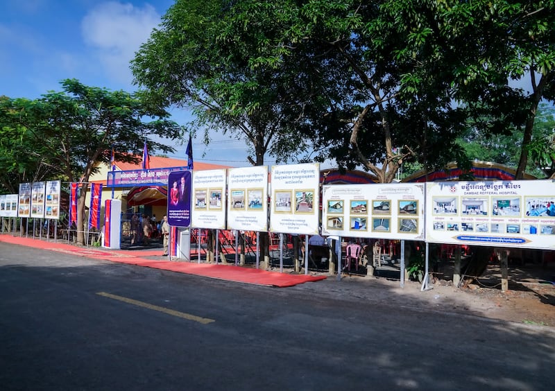 Exhibiciones de los proyectos humanitarios de la Iglesia en Camboya se muestran fuera de una escuela renovada, en el distrito de Dambae, Camboya, el 7 de junio de 2025.