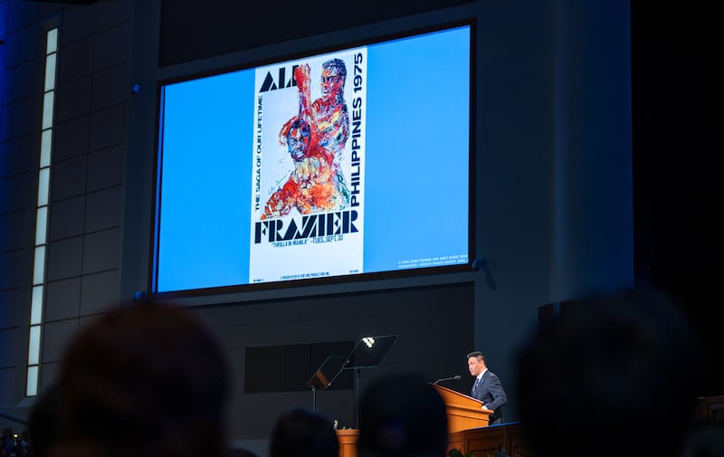 Élder James O. Fantone, Setenta Autoridad General, habla durante una devoción del campus de BYU–Idaho en el I–Center en Rexburg, Idaho, el martes 22 de septiembre de 2026.