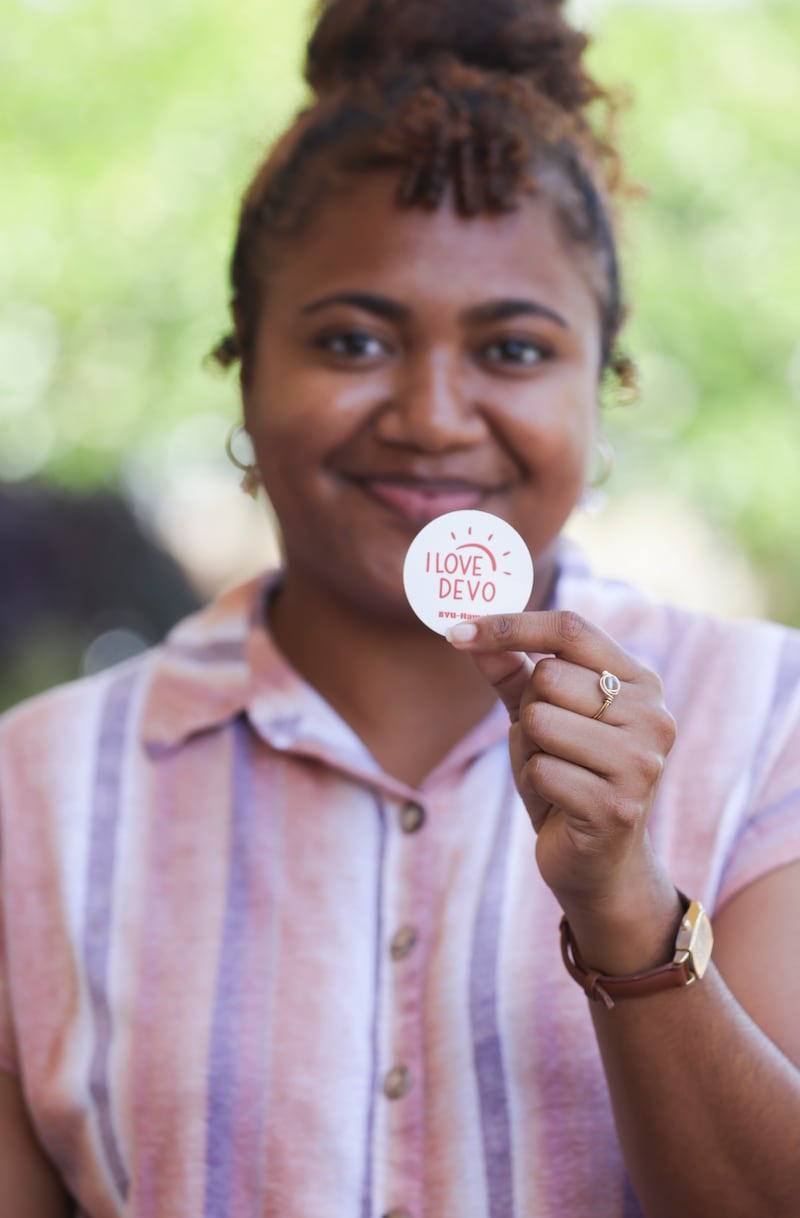 Un estudiante de BYU–Hawaii posa para una foto sosteniendo una pegatina que dice "I love devo" después del primer devocional de BYU–Hawaii del semestre de otoño de 2025 en Laie, Hawaii, el 9 de septiembre de 2025.