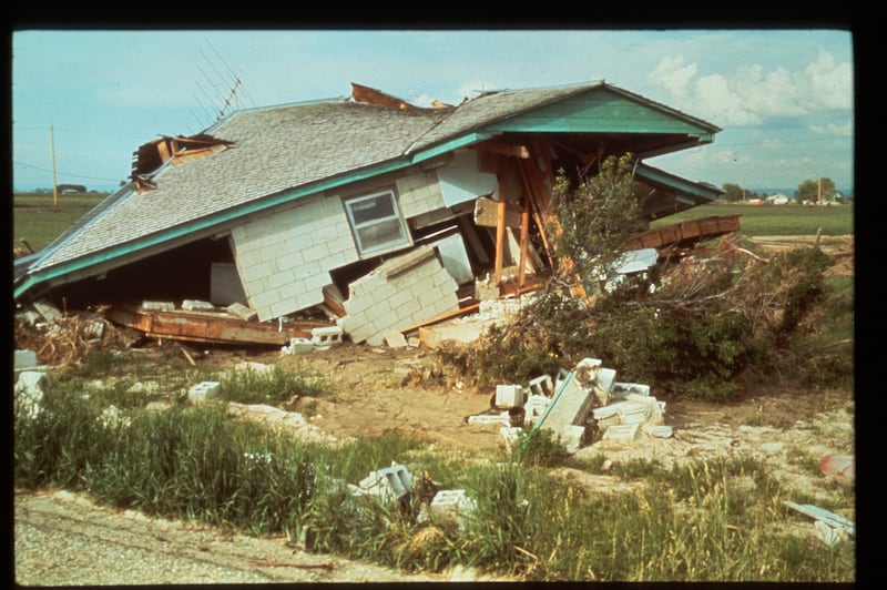 Una casa se desmorona tras las inundaciones causadas por el colapso de la presa Teton el sábado, 5 de junio de 1976.